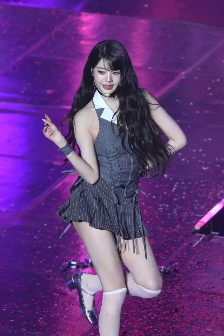 生图即精修？张元英过膝袜藏不住的少女感!