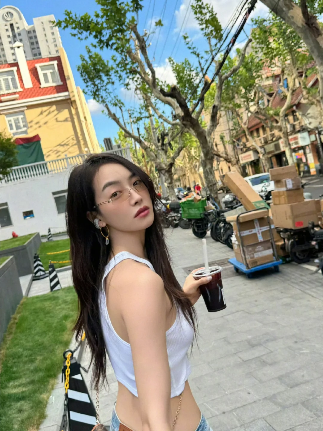 宋茜真是咖啡不离手，腹肌好迷人😍