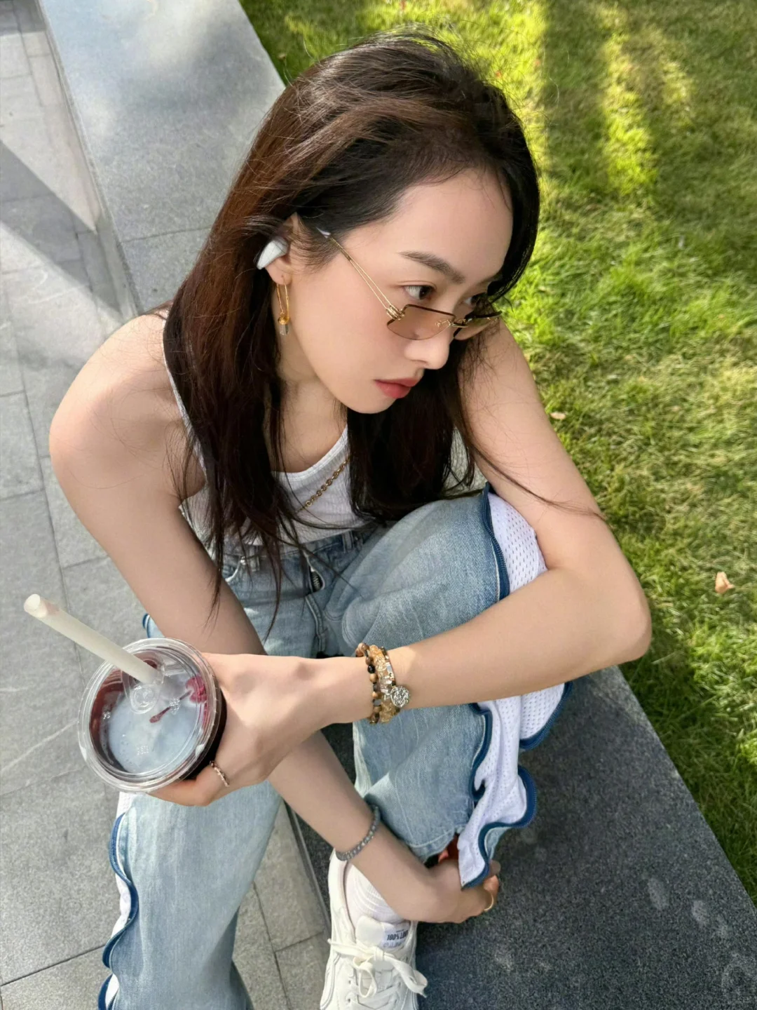 宋茜真是咖啡不离手，腹肌好迷人😍
