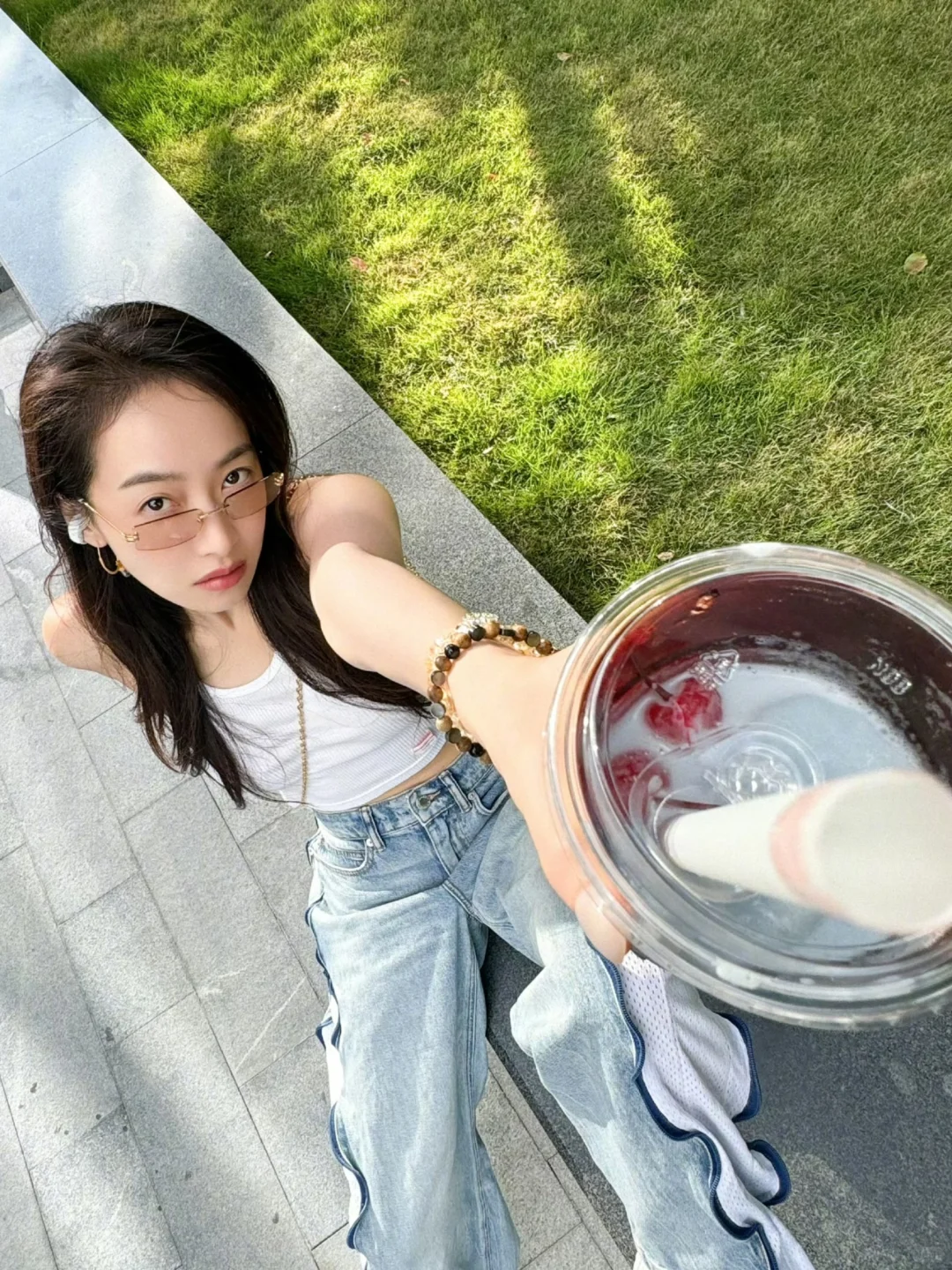 宋茜真是咖啡不离手，腹肌好迷人😍