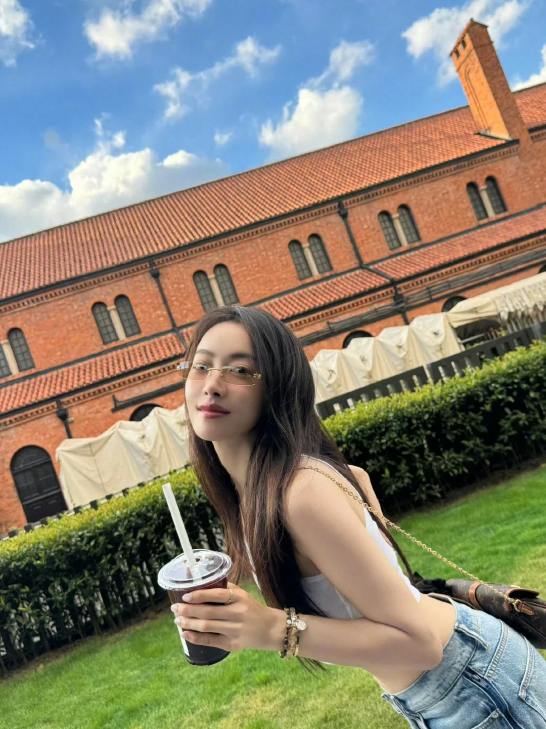 宋茜真是咖啡不离手，腹肌好迷人😍