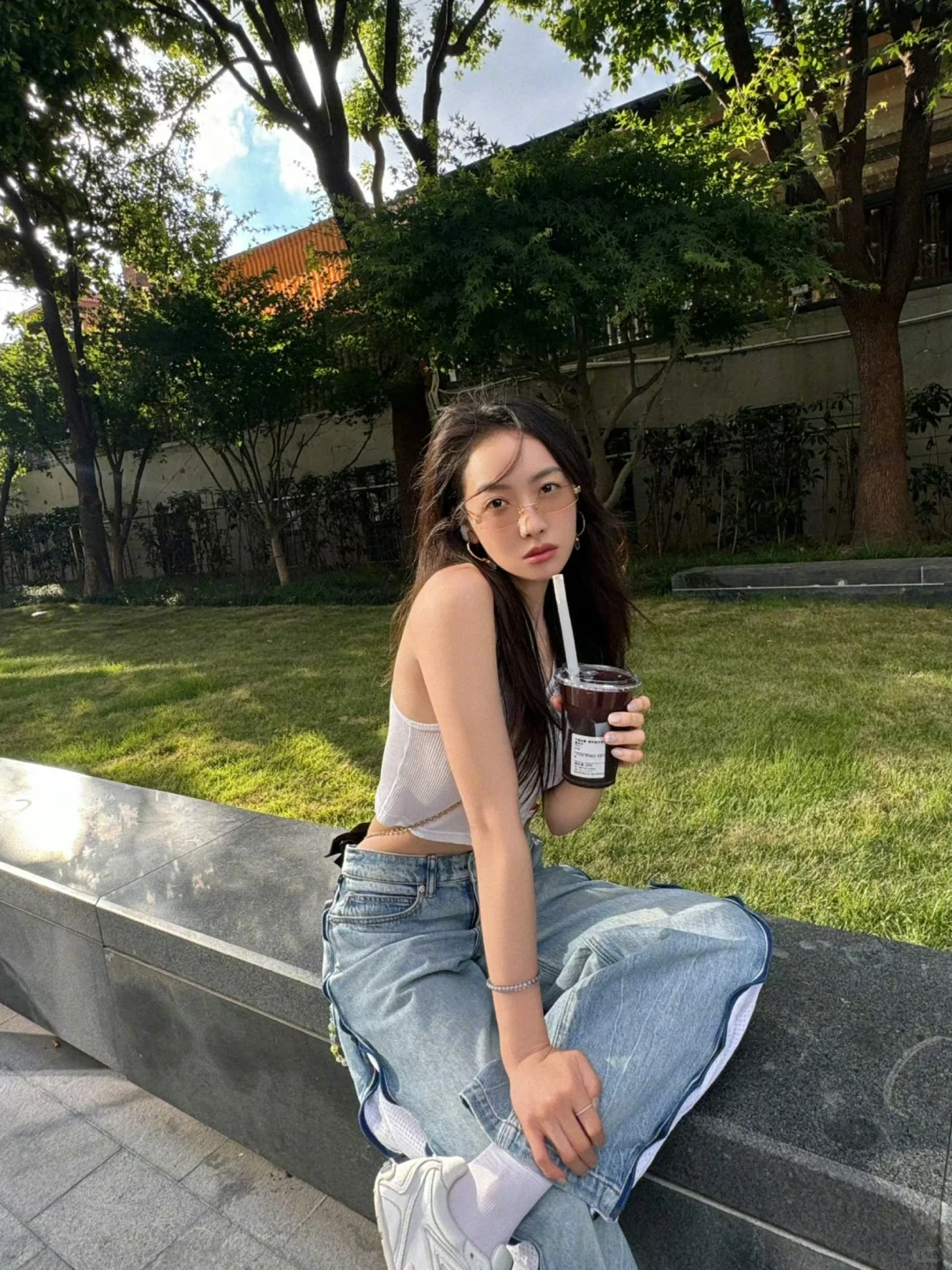 宋茜真是咖啡不离手，腹肌好迷人😍