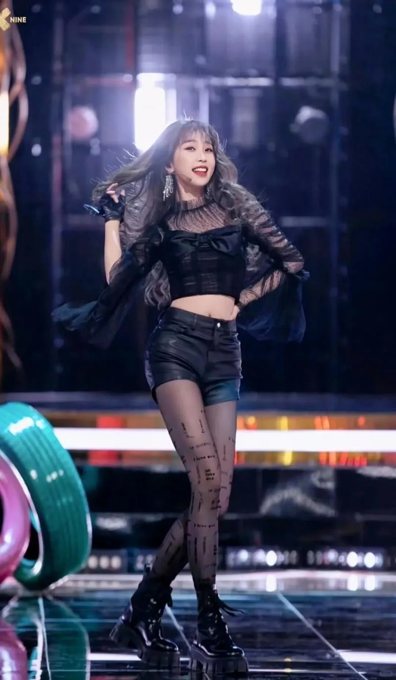 虞书欣💋综艺节目（黑丝）穿搭🥰