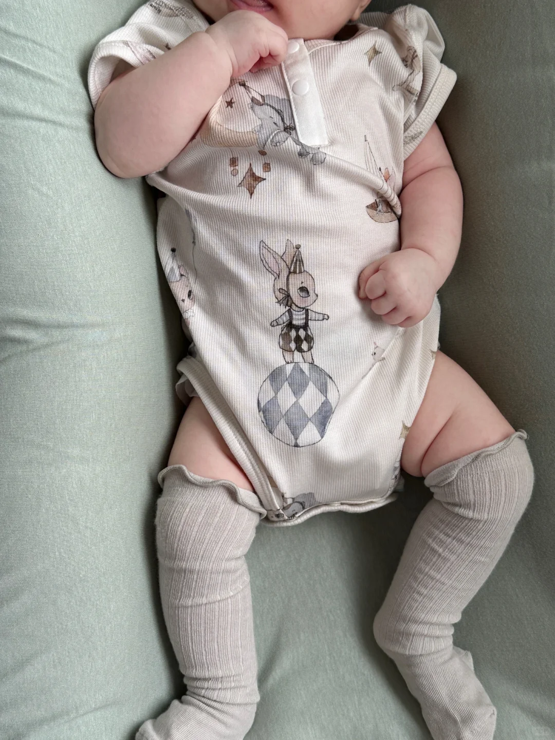 小月龄宝宝穿搭｜夏天最爱包屁衣搭配过膝袜