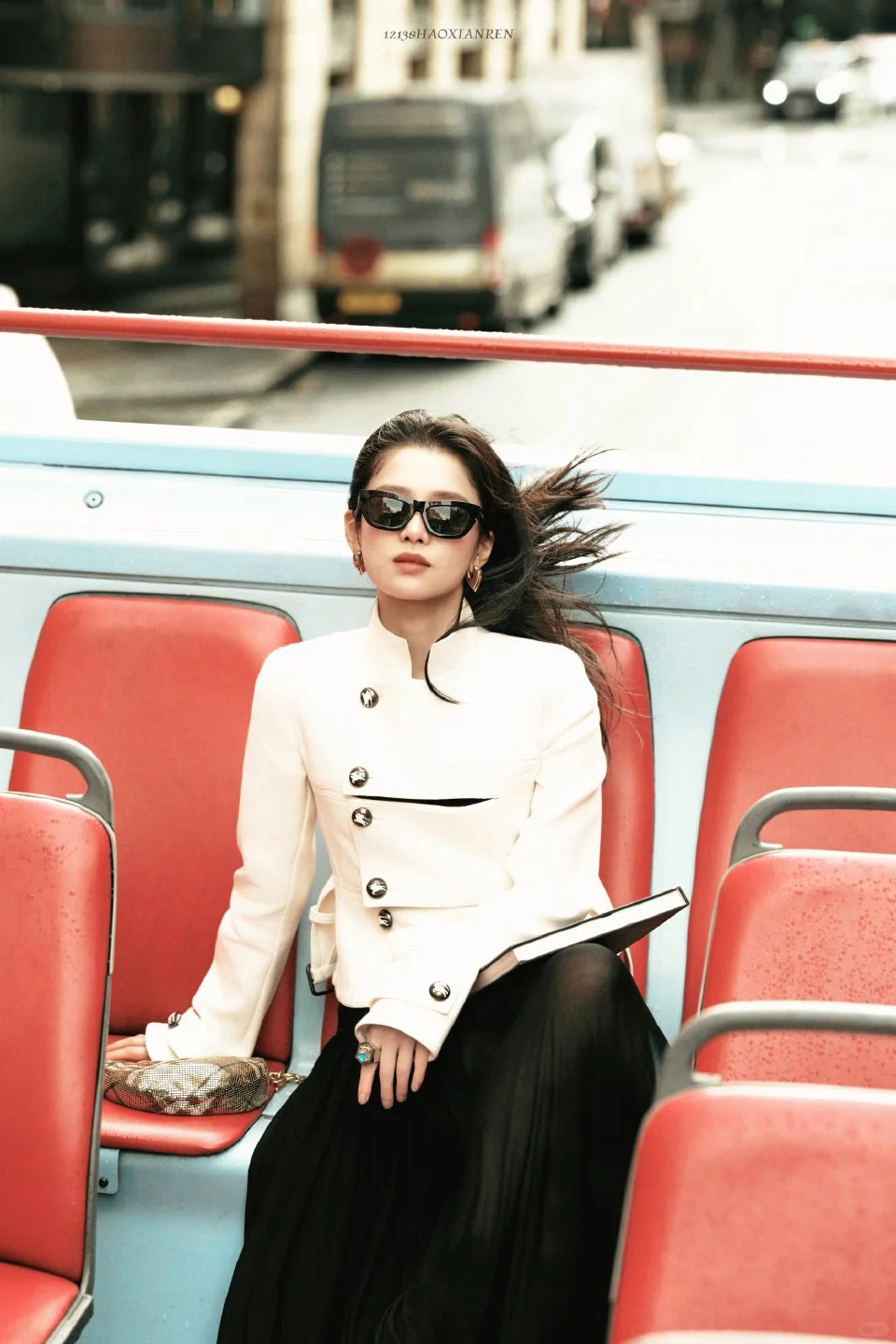 又轻轻吻上明媚大气的美人了