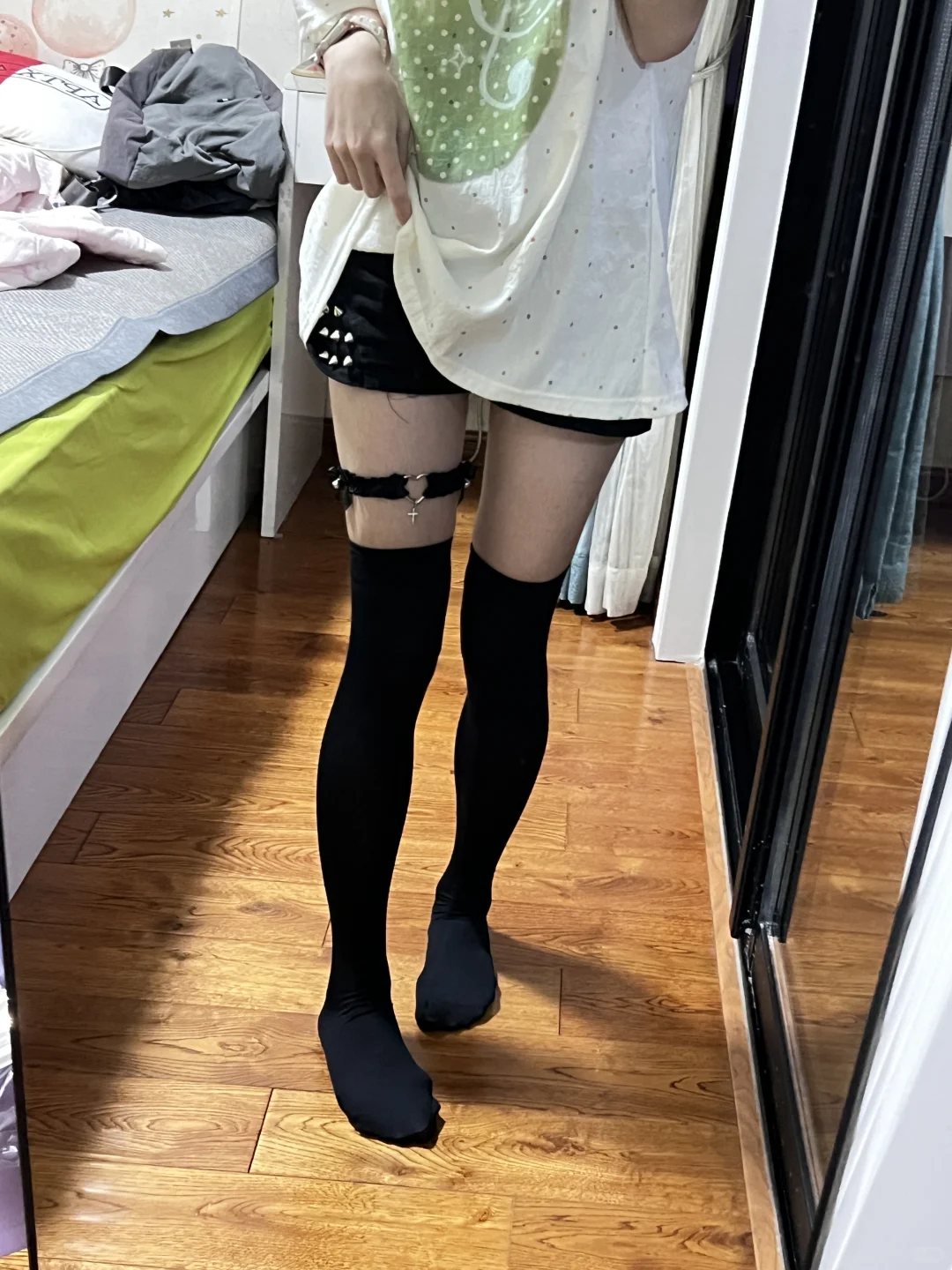 腿不直的好适合穿过膝袜