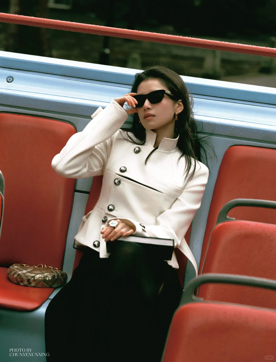 又轻轻吻上明媚大气的美人了