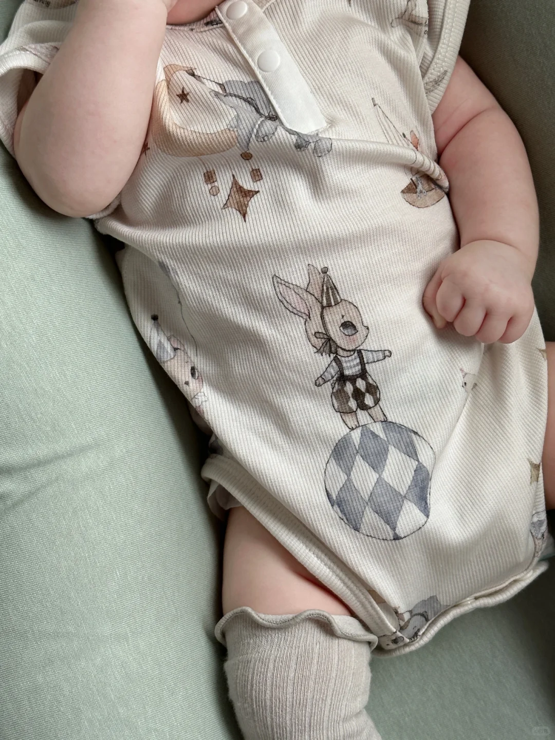 小月龄宝宝穿搭｜夏天最爱包屁衣搭配过膝袜