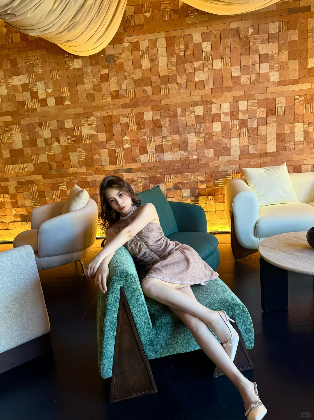 她实在是娇艳 有点脾气又如何？