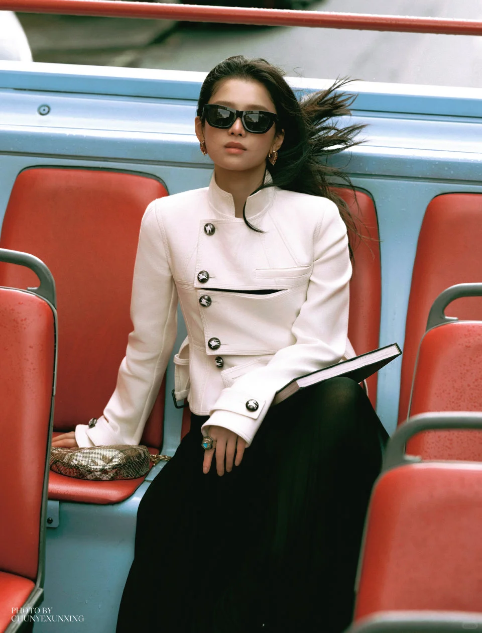 又轻轻吻上明媚大气的美人了