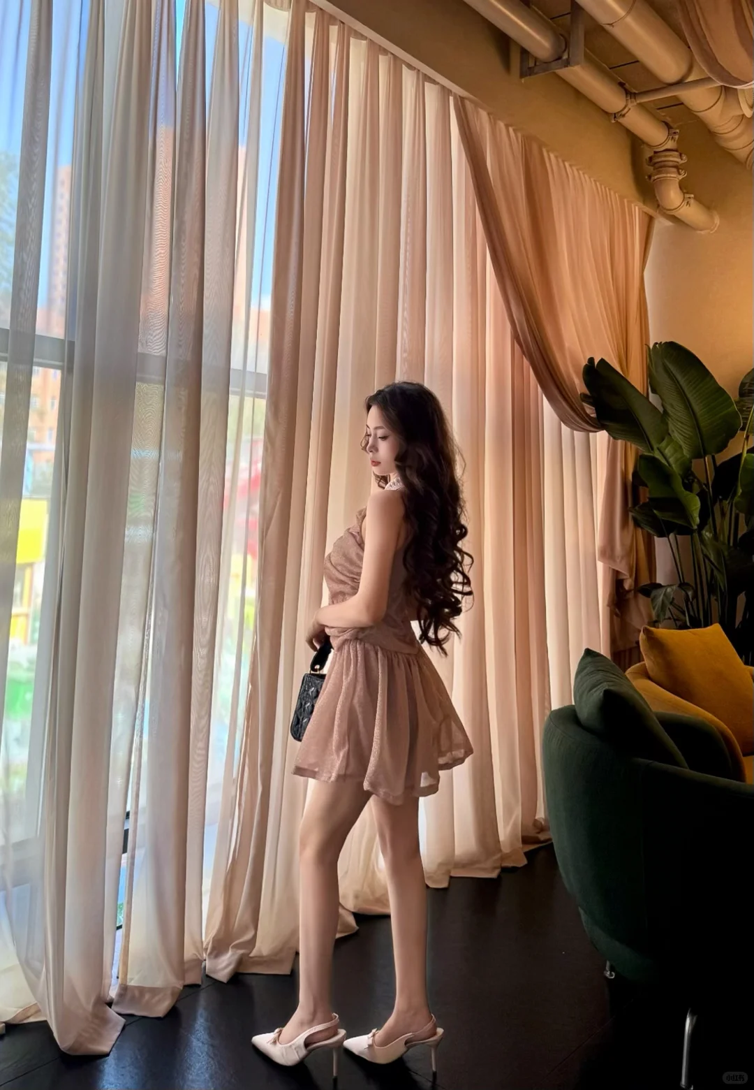 她实在是娇艳 有点脾气又如何？