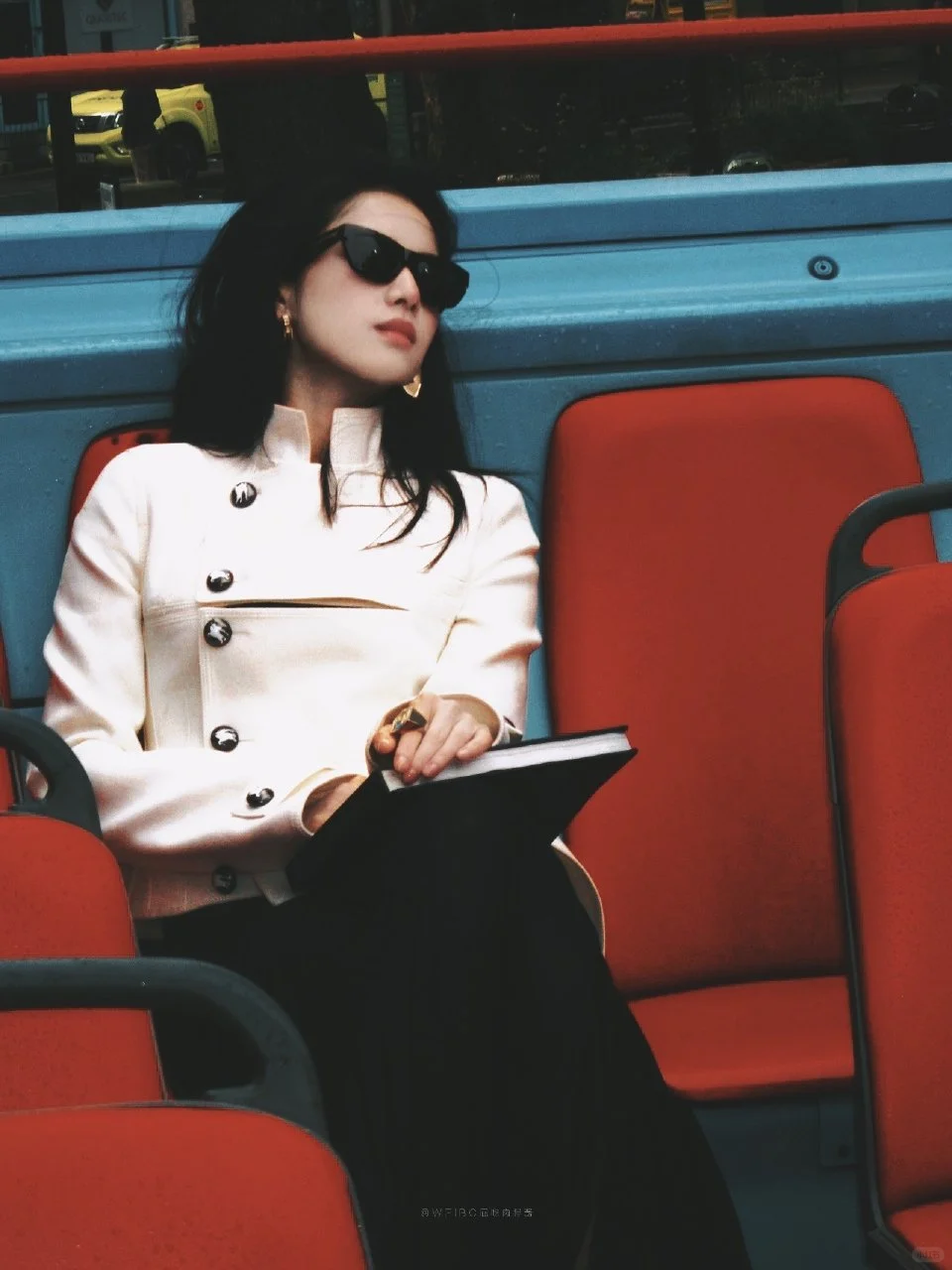 又轻轻吻上明媚大气的美人了