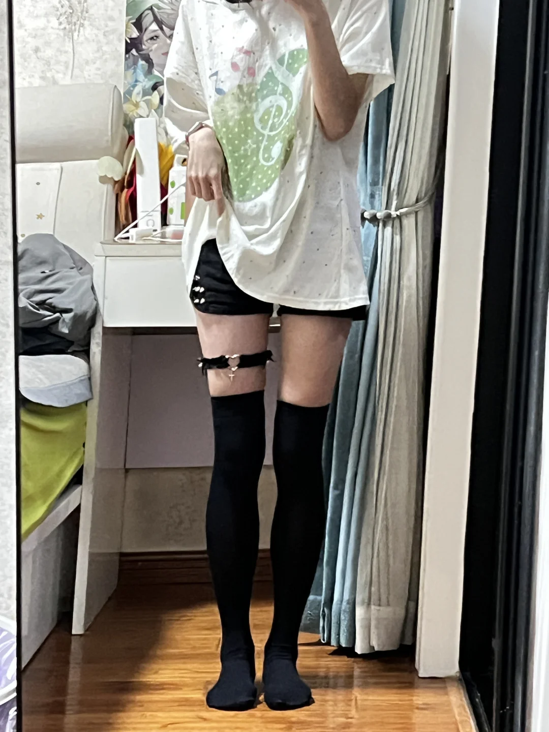 腿不直的好适合穿过膝袜