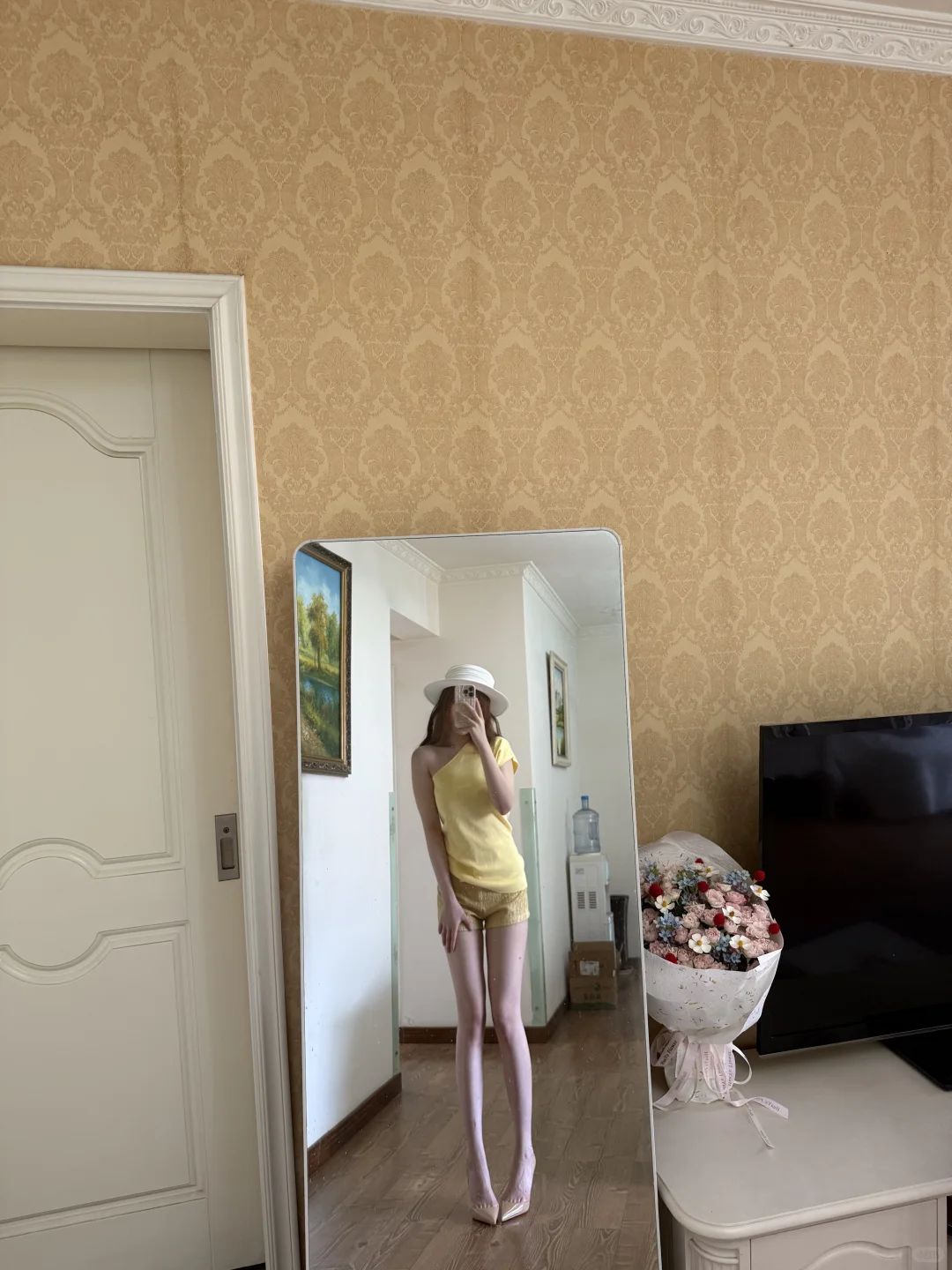 巨巨巨显白的明艳美女套装