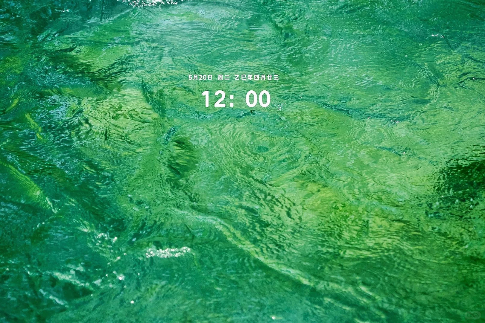 壁纸 |🍃太美了！胶片里的绿翡翠溪流💧