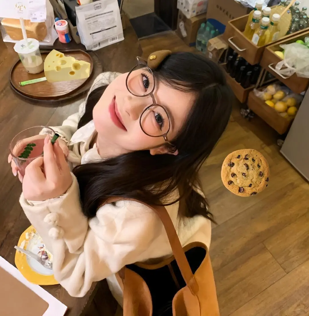 调皮甜美女生头像