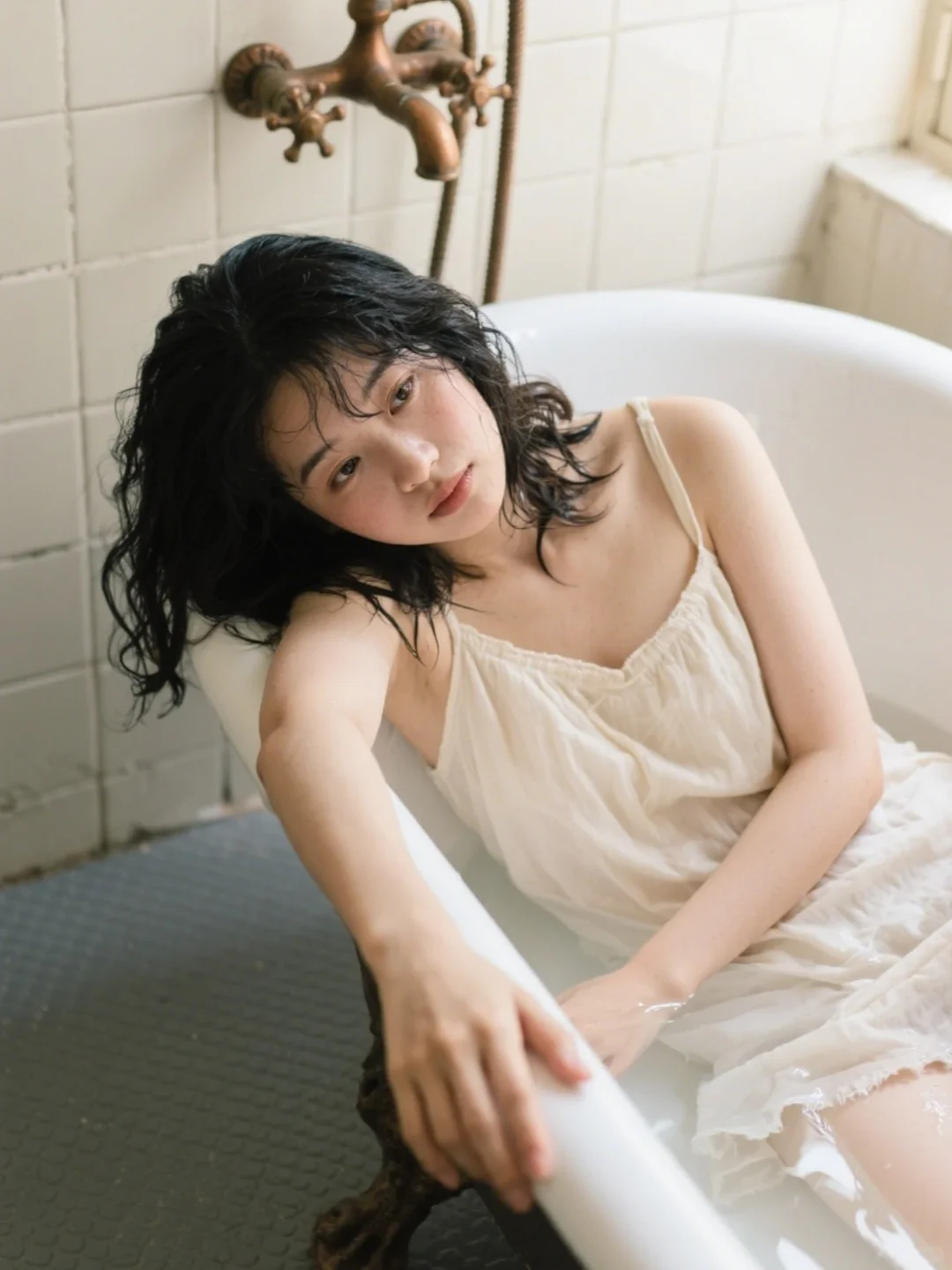 松弛感拉满🍃 旧浴室拍出电影感写真
