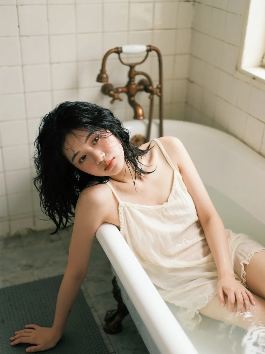 松弛感拉满🍃 旧浴室拍出电影感写真