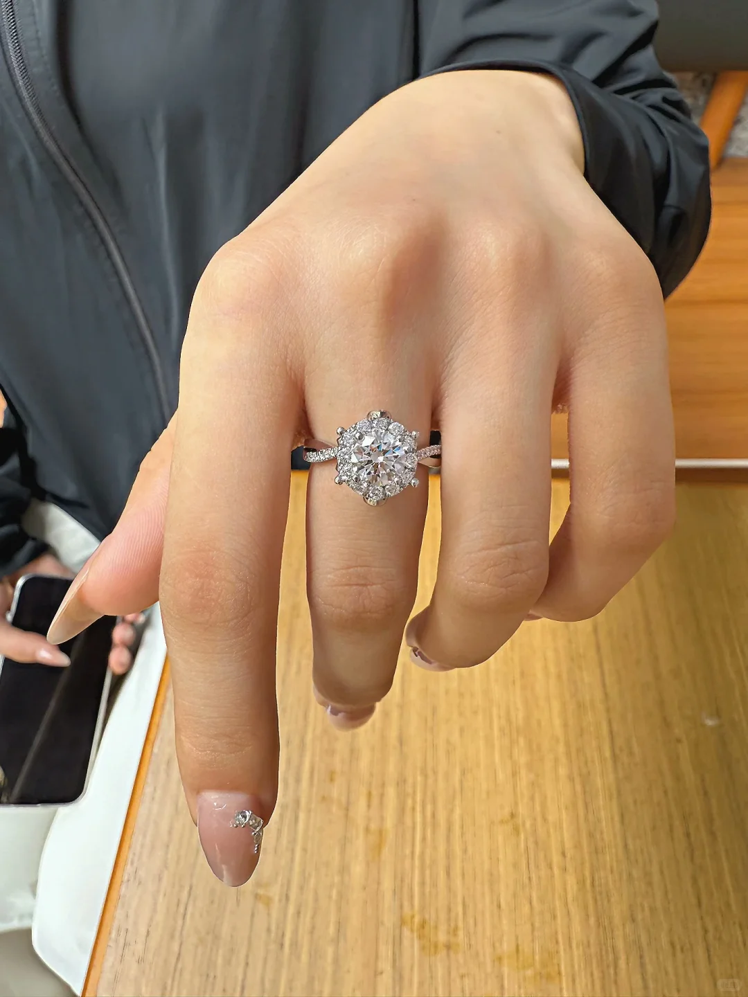 我发现很多女生结婚买钻戒唯唯诺诺的