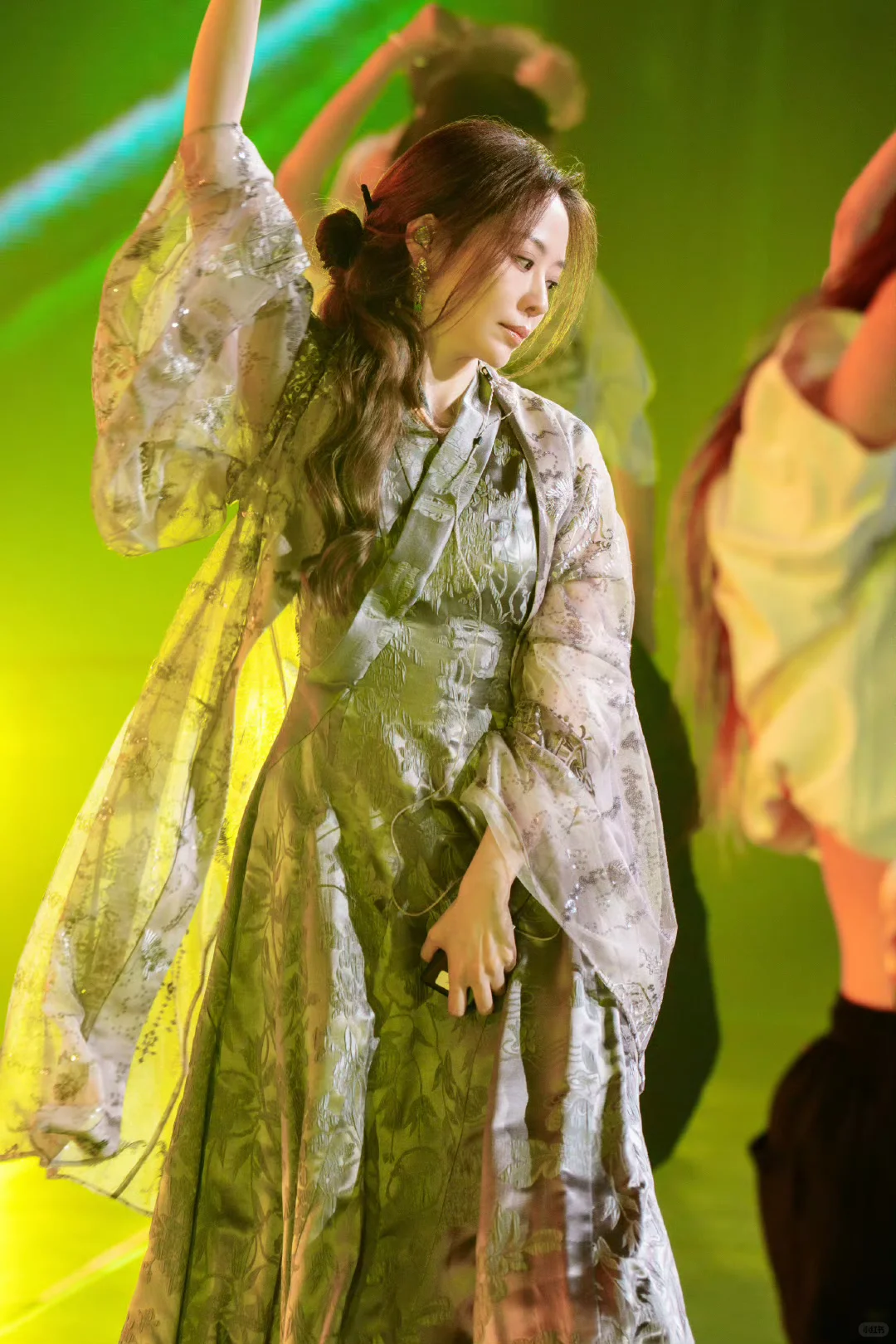 张靓颖 熟女风韵 身材真爆