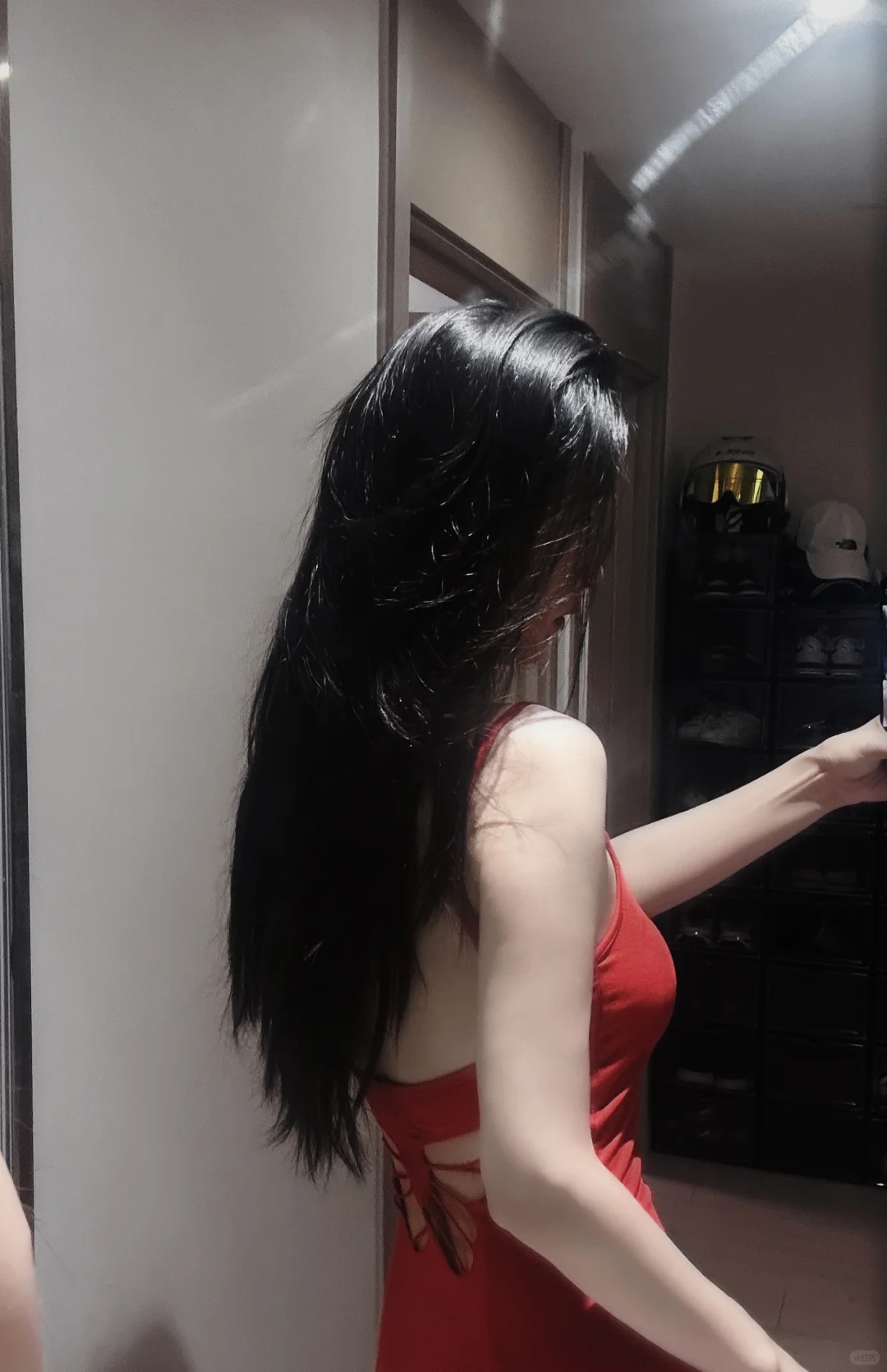 红裙可真是风情万种啊！正面已经算好看了