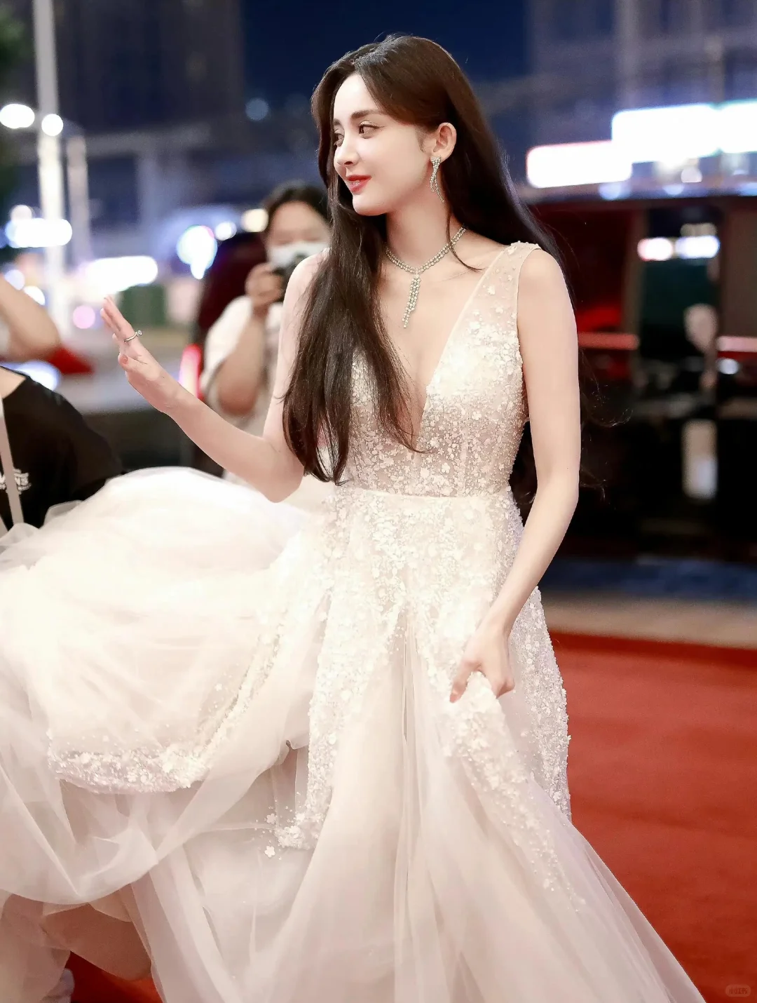 娇艳如花，美丽大方的古力娜扎
