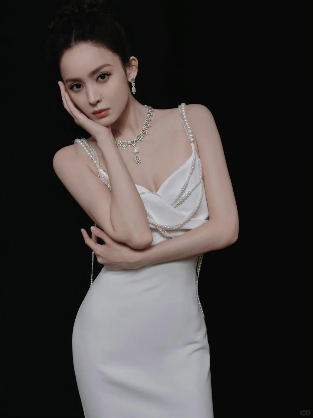 娇艳如花，美丽大方的古力娜扎