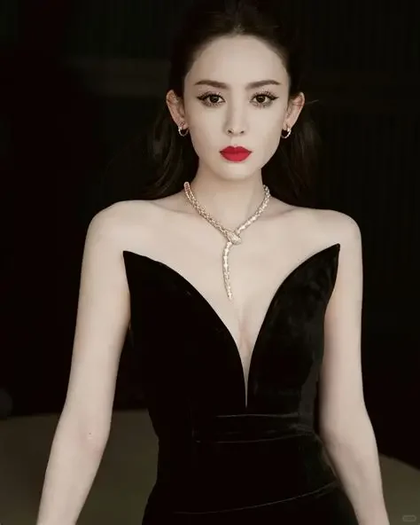 娇艳如花，美丽大方的古力娜扎