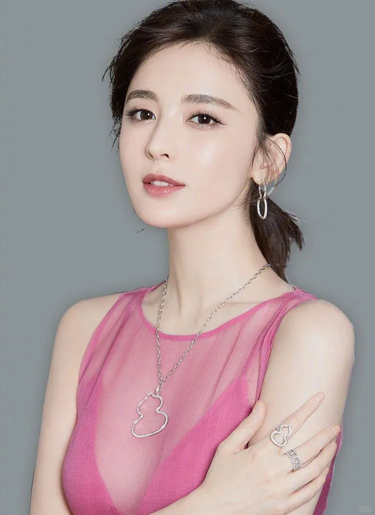 娇艳如花，美丽大方的古力娜扎