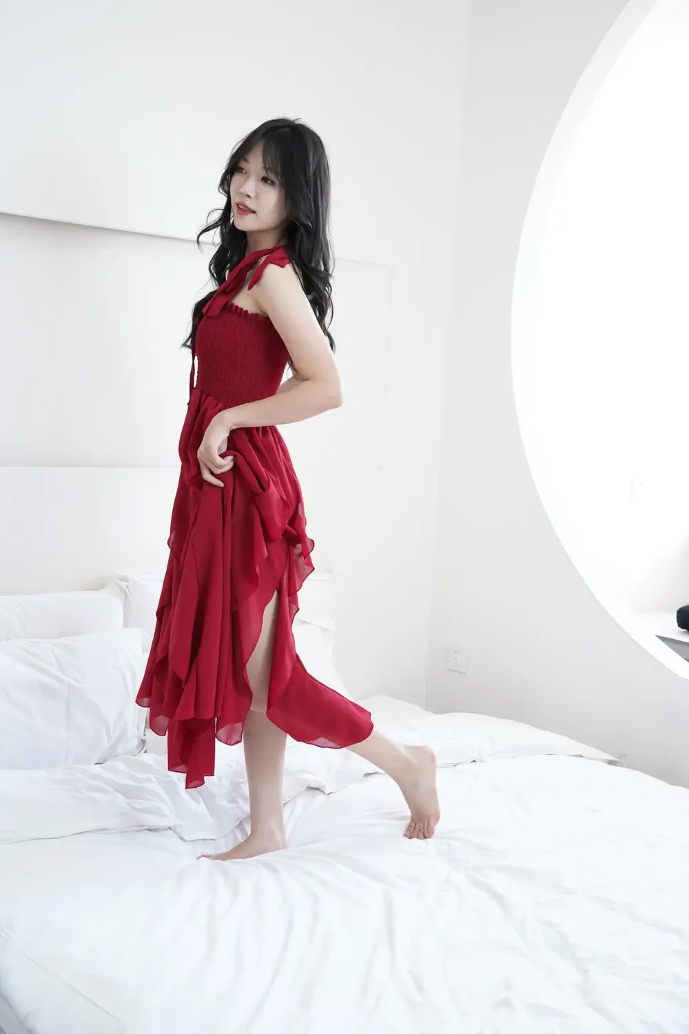 美美的红裙写真，给人温柔而自信的感觉！