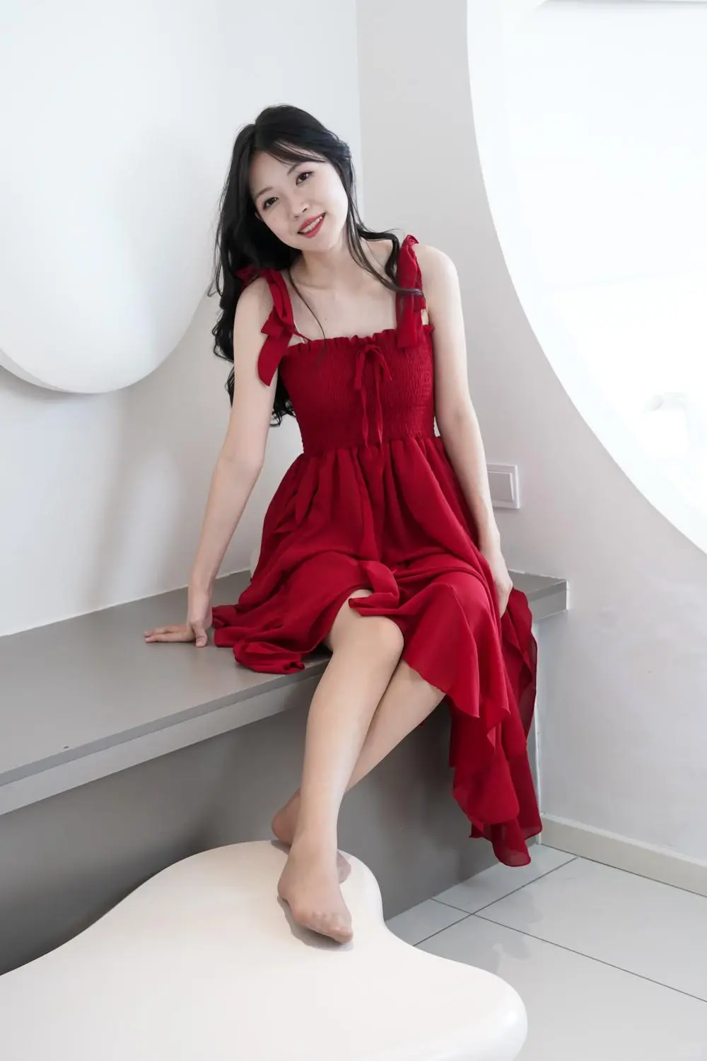 美美的红裙写真，给人温柔而自信的感觉！