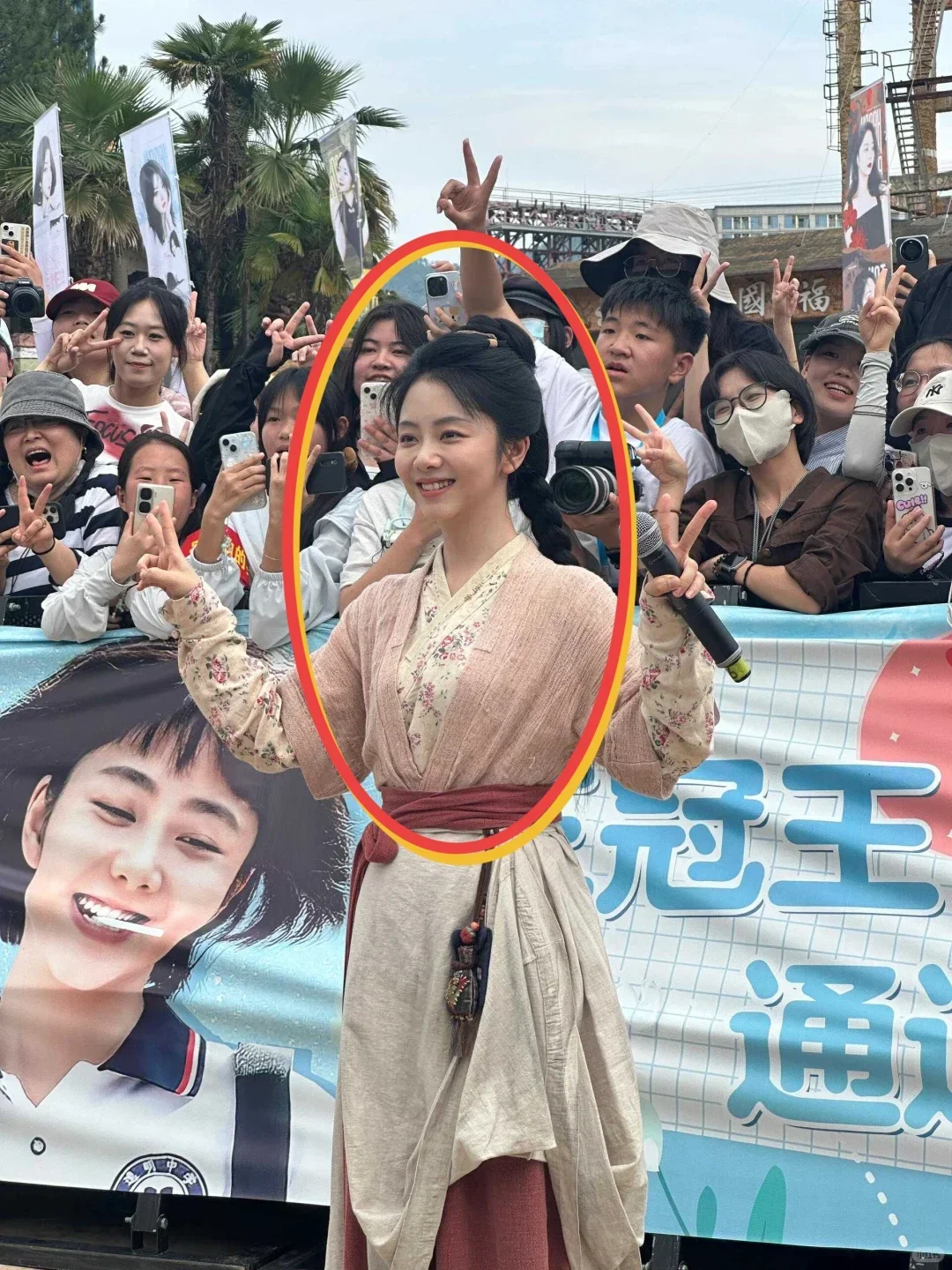 我去，谭松韵和电视上完全不一样。