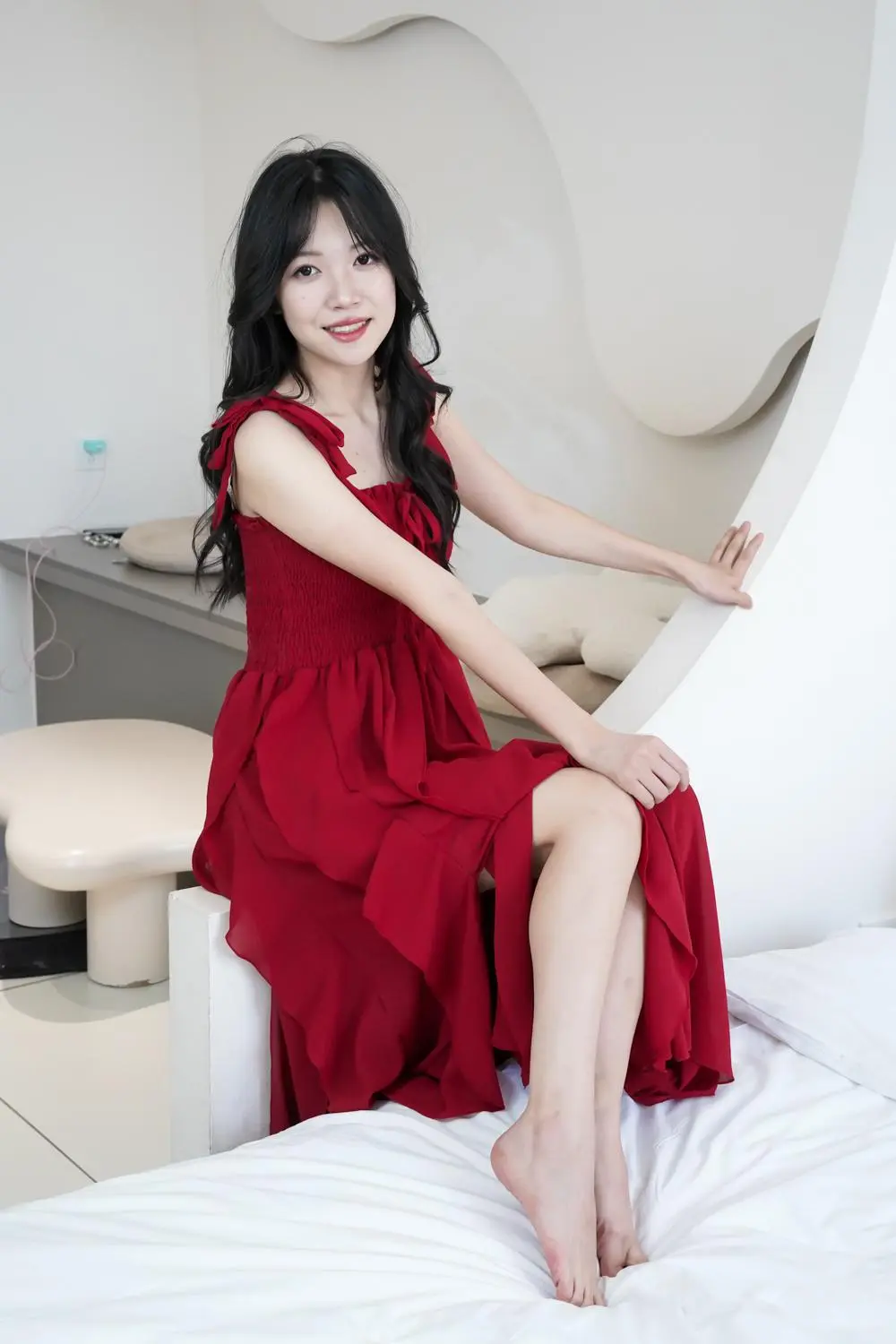 美美的红裙写真，给人温柔而自信的感觉！