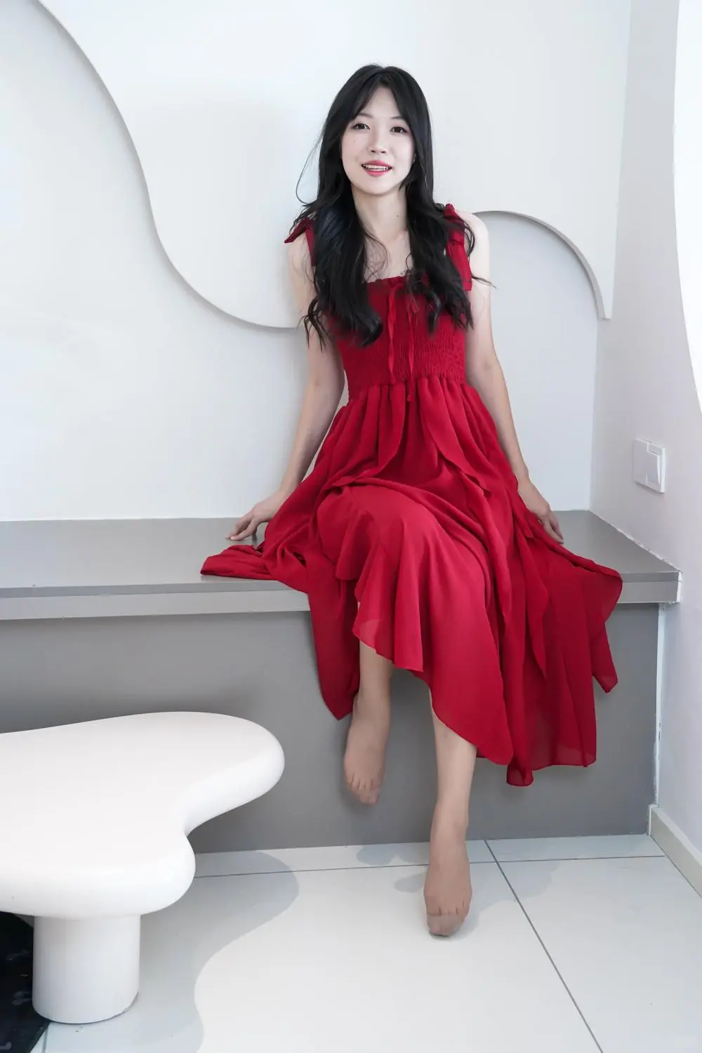 美美的红裙写真，给人温柔而自信的感觉！