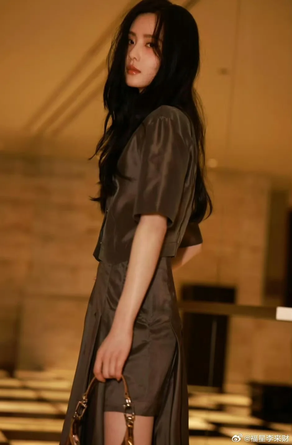 刘诗诗微醺感美照曝光 优雅妩媚诠释高级时