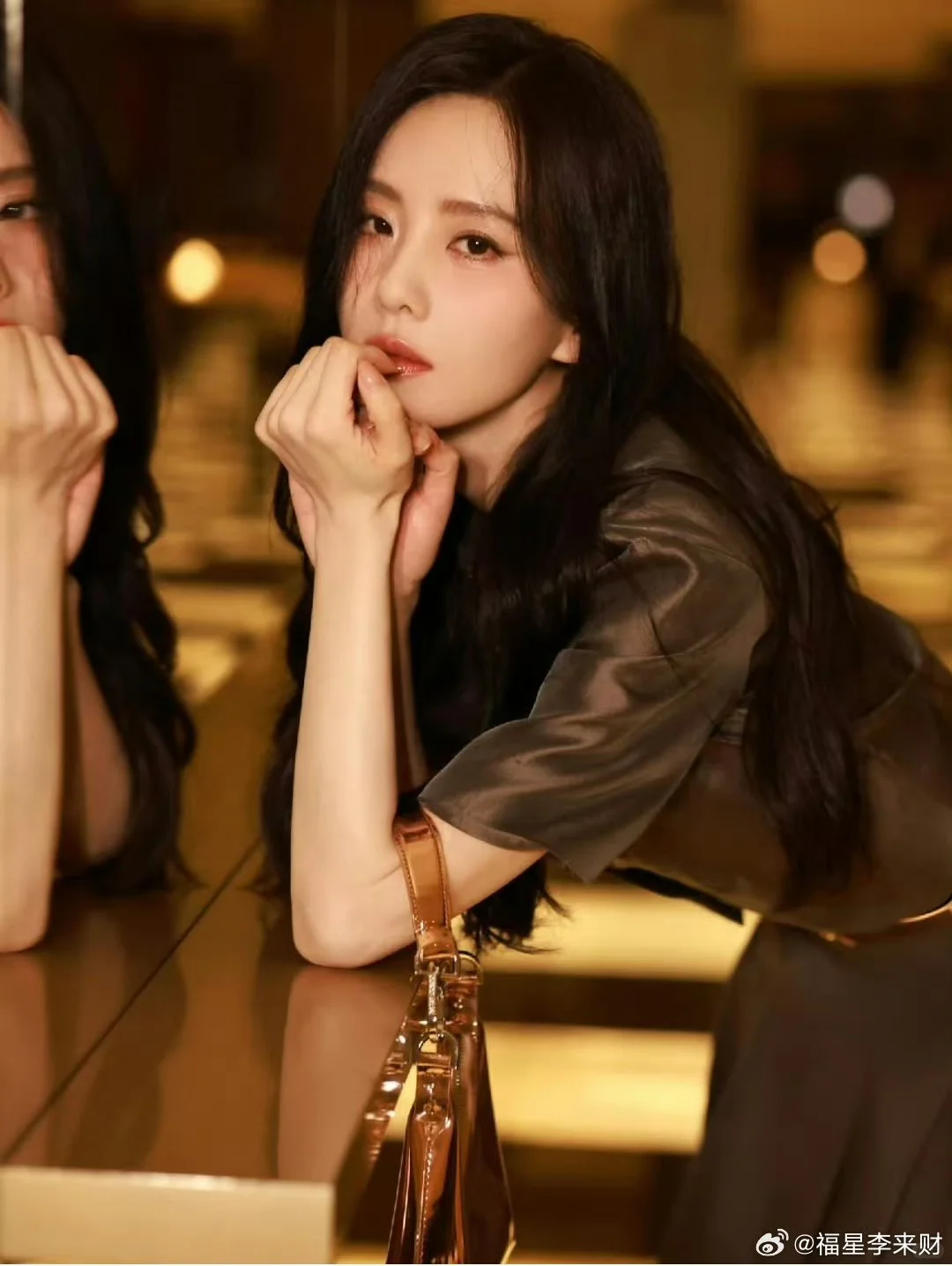 刘诗诗微醺感美照曝光 优雅妩媚诠释高级时