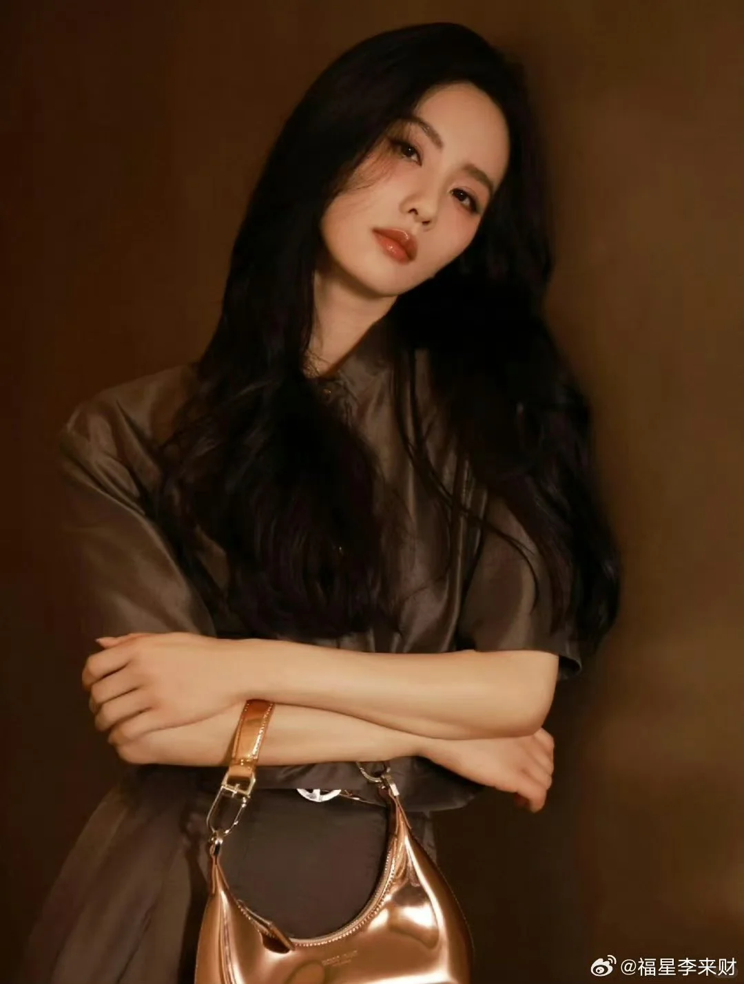 刘诗诗微醺感美照曝光 优雅妩媚诠释高级时