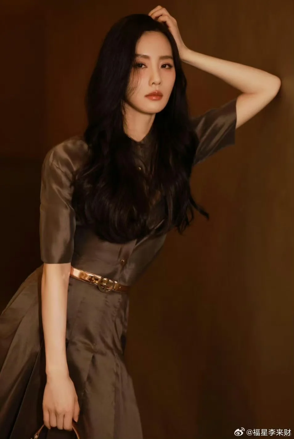 刘诗诗微醺感美照曝光 优雅妩媚诠释高级时