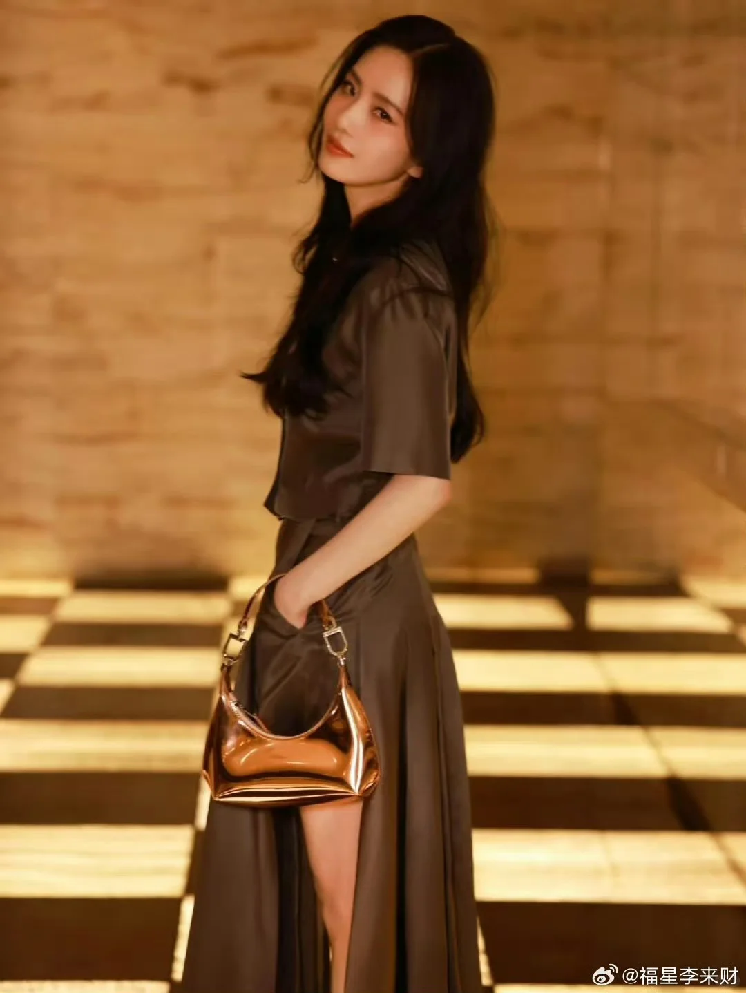 刘诗诗微醺感美照曝光 优雅妩媚诠释高级时