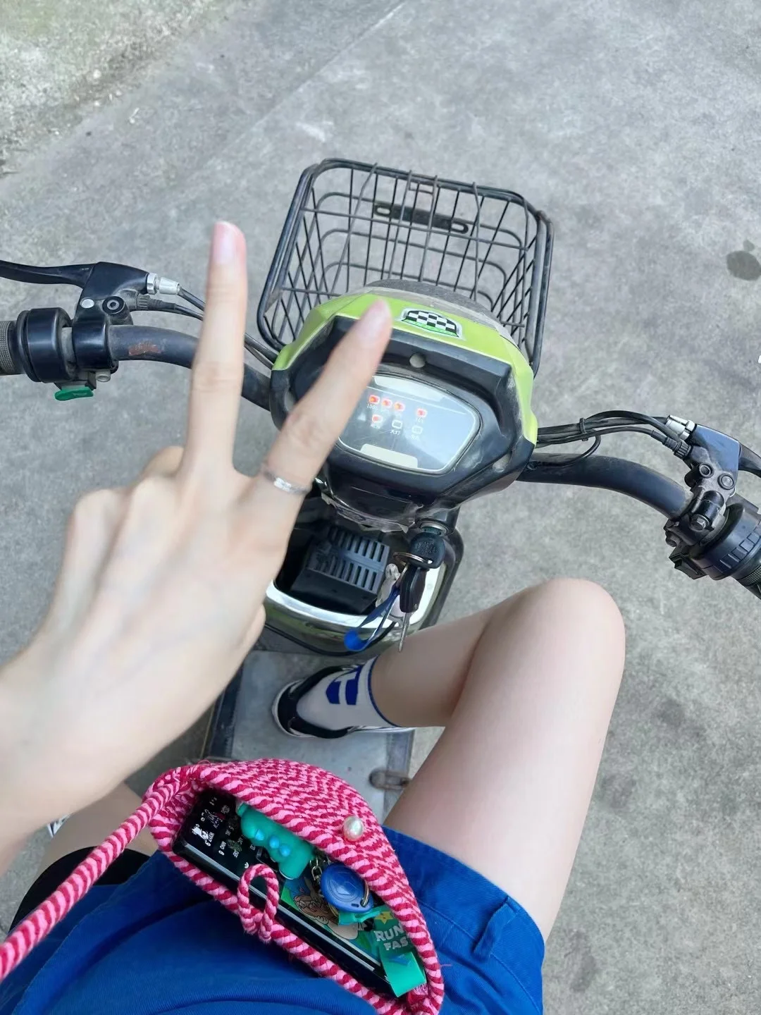 怎么老是有人质疑我的皮肤，老娘白着呢