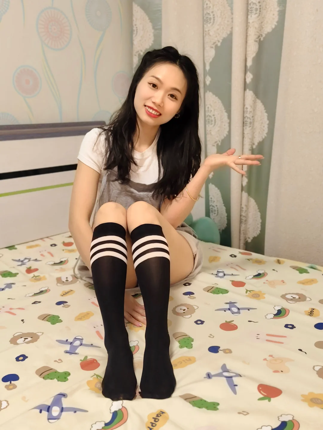 在家随手拍几张吧～黑色小腿袜