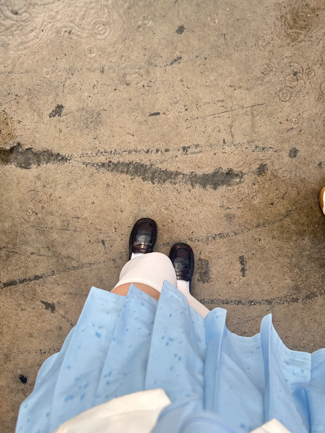 淋雨(∩ᄑ_ᄑ)⊃