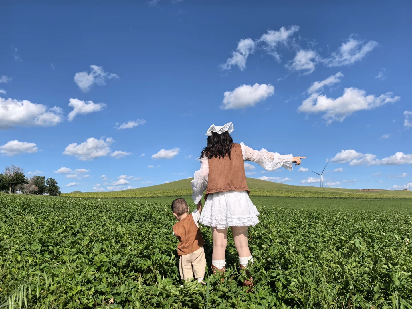 草原遛弯太出片！白裙棕系搭配自带松弛感