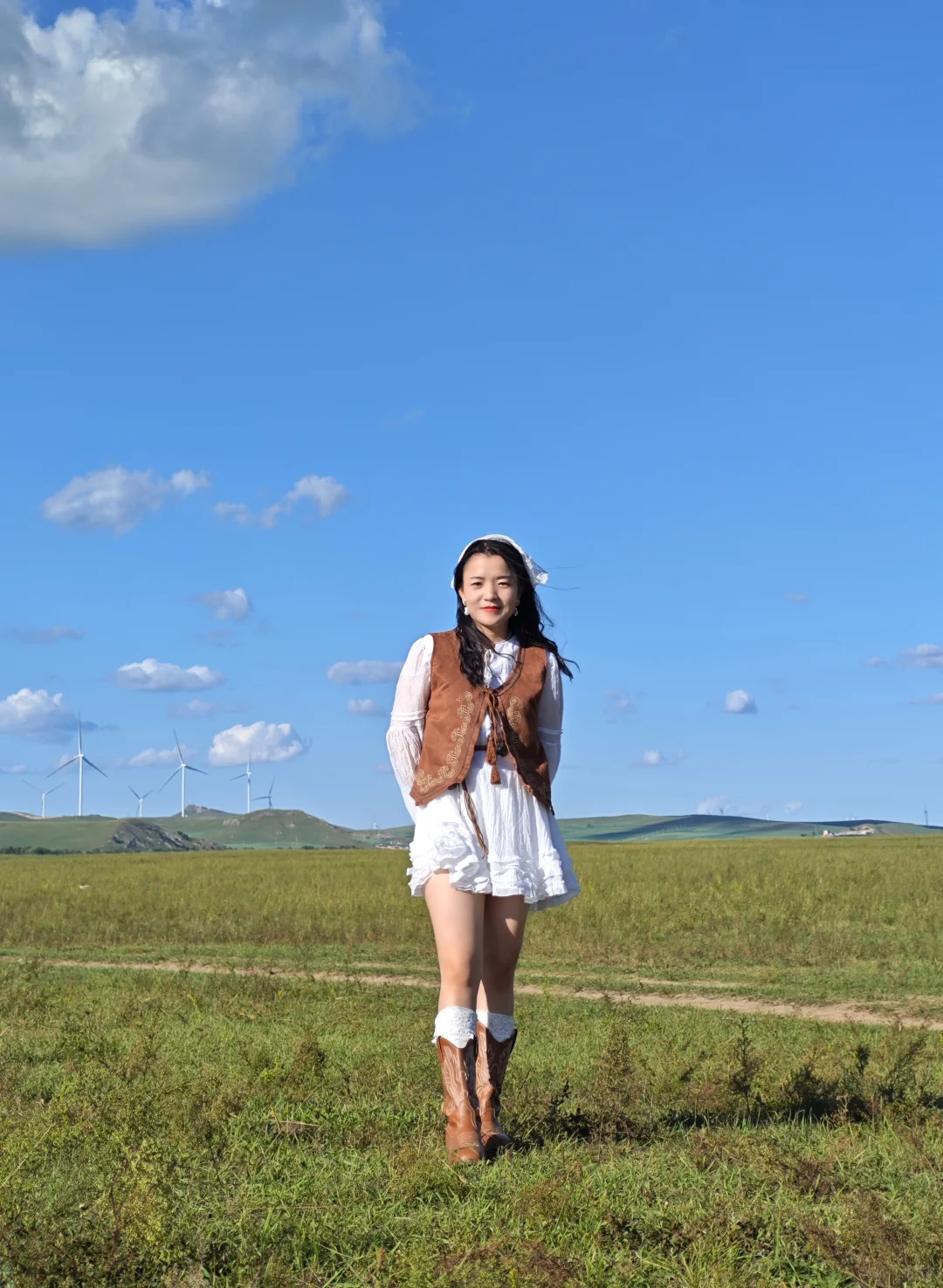 草原遛弯太出片！白裙棕系搭配自带松弛感