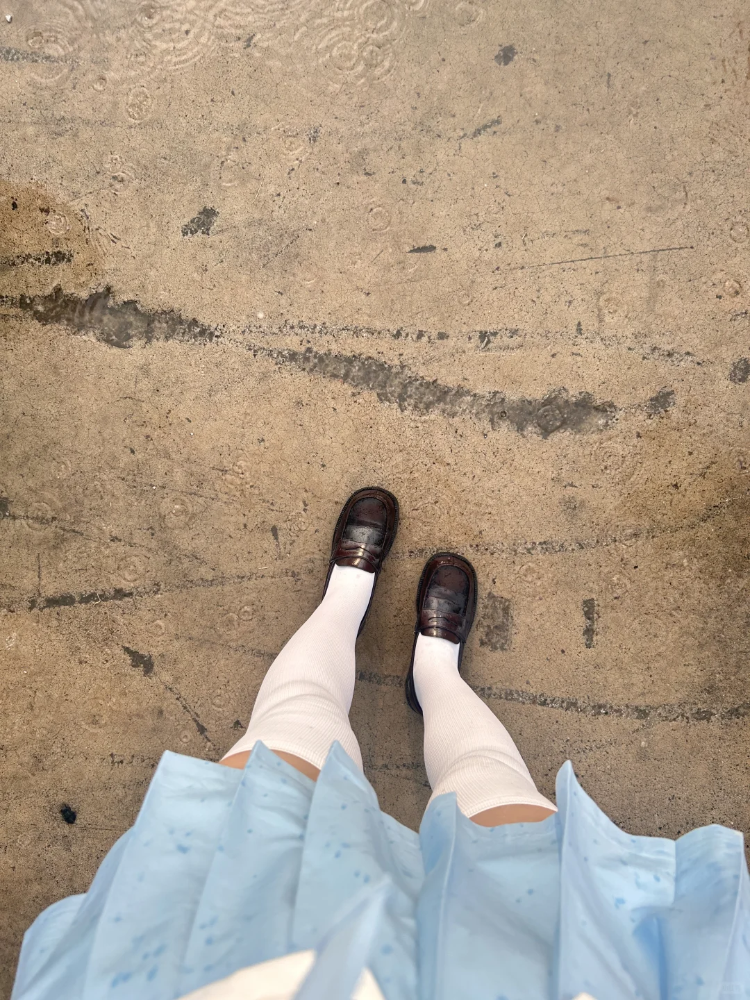 淋雨(∩ᄑ_ᄑ)⊃