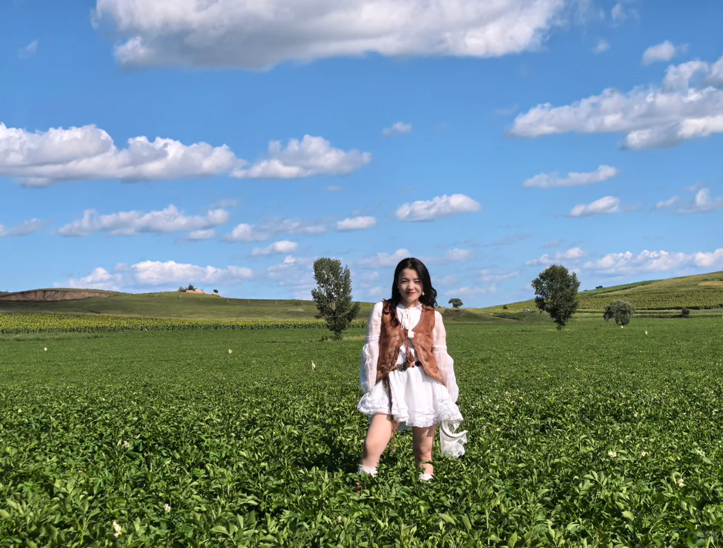 草原遛弯太出片！白裙棕系搭配自带松弛感