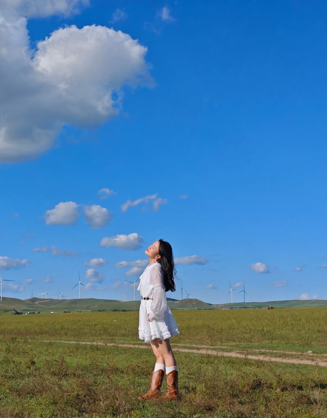 草原遛弯太出片！白裙棕系搭配自带松弛感