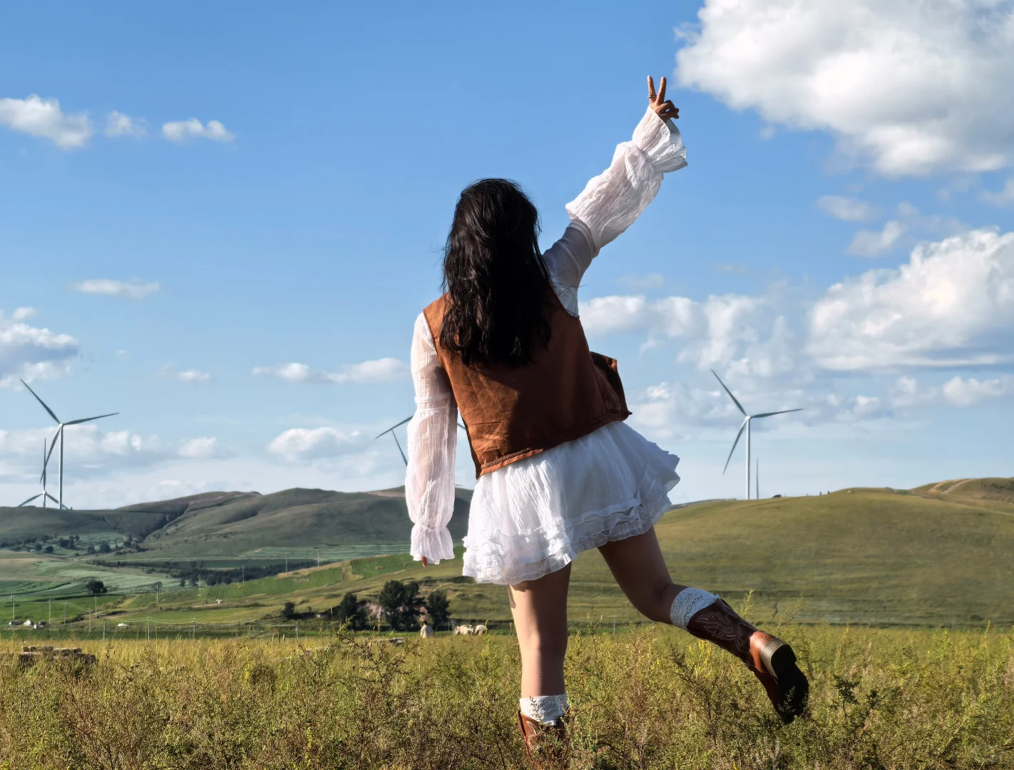 草原遛弯太出片！白裙棕系搭配自带松弛感