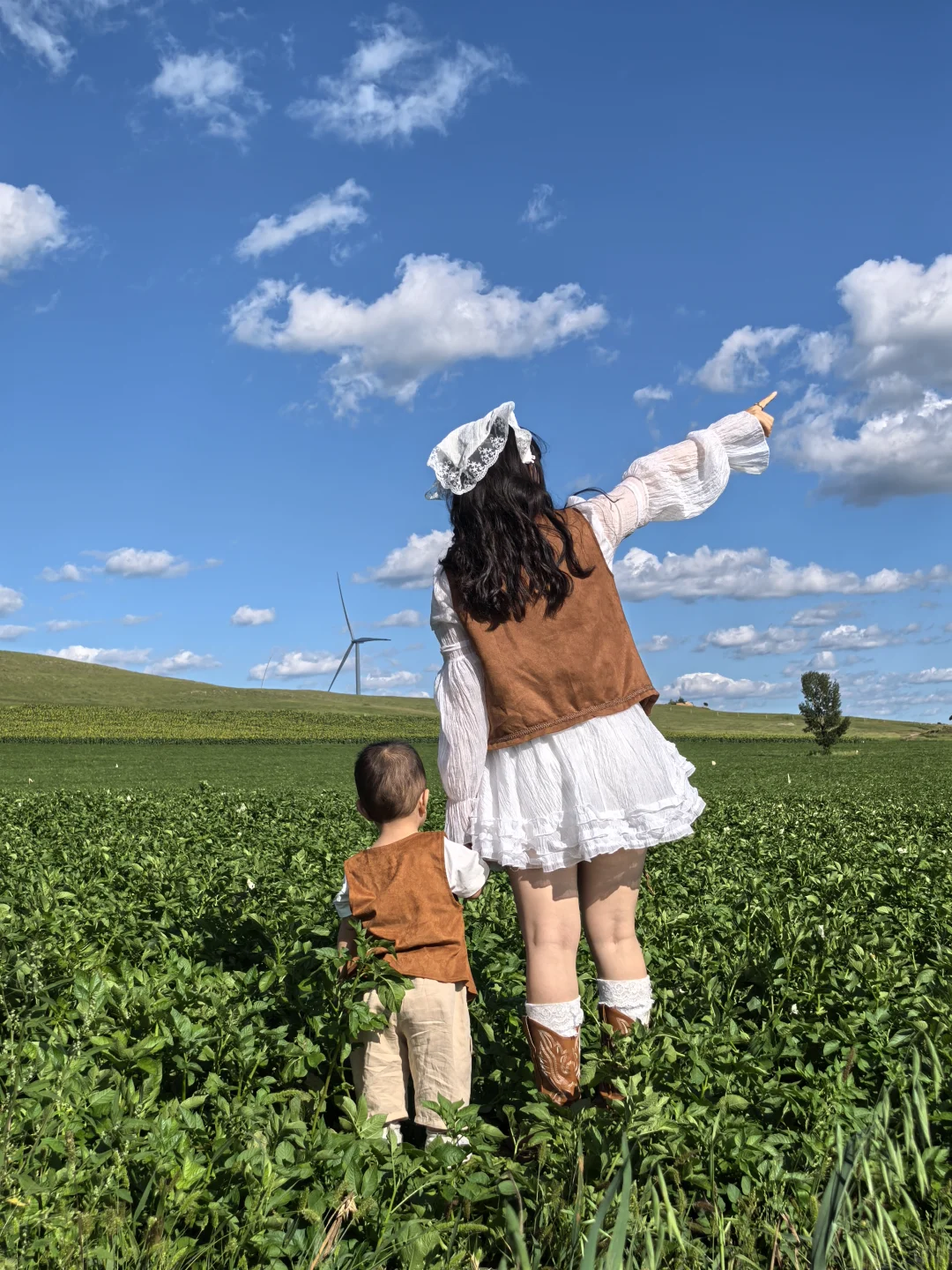 草原遛弯太出片！白裙棕系搭配自带松弛感