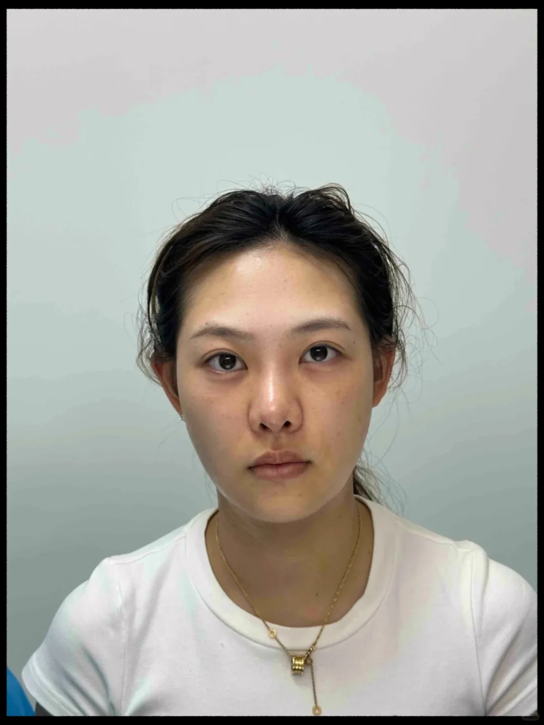 自然气质焕发，展现幼态脸之美